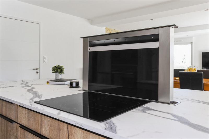 Cuisine ouverte de style industriel bois et noir à Cornille | Raison Home